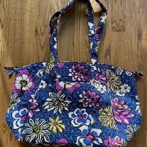 Like new vera Bradley Large Duffle/travel bag